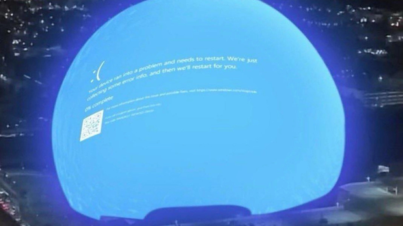 라스베가스 ‘스피어’에 BSOD (Blue Screen of Death)가 떠 있는 모습